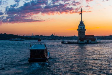 İstanbul, Türkiye 'de gün batımında gökyüzü olan Bakire Kulesi (KIZ KULESI - USKUDAR)