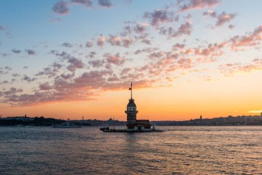 İstanbul, Türkiye 'de gün batımında gökyüzü olan Bakire Kulesi (KIZ KULESI - USKUDAR)