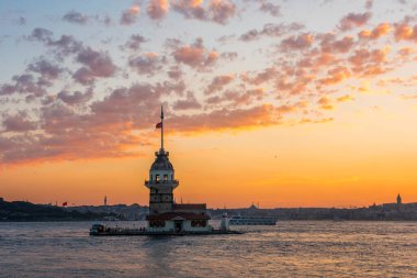 İstanbul, Türkiye 'de gün batımında gökyüzü olan Bakire Kulesi (KIZ KULESI - USKUDAR)