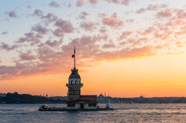 İstanbul, Türkiye 'de gün batımında gökyüzü olan Bakire Kulesi (KIZ KULESI - USKUDAR)