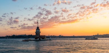İstanbul, Türkiye 'de gün batımında gökyüzü olan Bakire Kulesi (KIZ KULESI - USKUDAR)