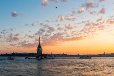 İstanbul, Türkiye 'de gün batımında gökyüzü olan Bakire Kulesi (KIZ KULESI - USKUDAR)