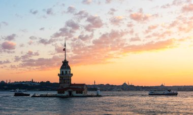 İstanbul, Türkiye 'de gün batımında gökyüzü olan Bakire Kulesi (KIZ KULESI - USKUDAR)