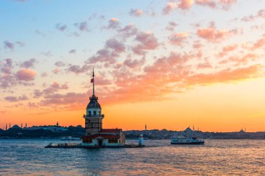 İstanbul, Türkiye 'de gün batımında gökyüzü olan Bakire Kulesi (KIZ KULESI - USKUDAR)