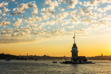 İstanbul, Türkiye 'de gün batımında gökyüzü olan Bakire Kulesi (KIZ KULESI - USKUDAR)