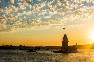 İstanbul, Türkiye 'de gün batımında gökyüzü olan Bakire Kulesi (KIZ KULESI - USKUDAR)