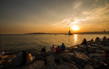 İSTANBUL, TURKEY - 25 Temmuz 2018: İstanbul, Türkiye 'deki Bakire Kulesi (KIZ KULESI - USKUDAR)