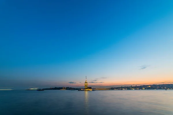 Romantis Istanbul Sunset Landscape Istanbul Bosphorus Dan Maiden Tower Pemandangan — Stok Foto