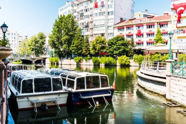 ESKISEHIR, TURKEY - 1 Eylül 2020: Porsuk Nehri ile Eskisehir 'in güzel manzarası. Modern şehir Anadolu 'nun merkezinde. Eskisehir, Türkiye.