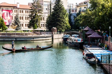 ESKISEHIR, TURKEY - 1 Eylül 2020: Eskisehir 'deki Porsuk Nehri' nde Gondola Turu. Eskisehir, Türkiye.