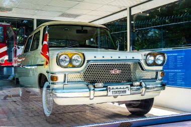 ESKISEHIR, TURKEY - 2 Eylül 2020: Hindiler ilk yerli otomobil Devrim. Araba Eskisehir 'de sergileniyor..