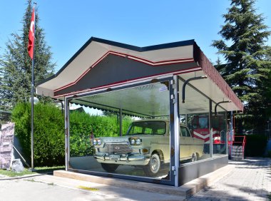 ESKISEHIR, TURKEY - 2 Eylül 2020: Türkiye 'nin ilk yerli otomobili Devrim. Devrim Türkiye 'de tasarlandı ve üretildi. 1961 'de üretilmiş. Araba Eskisehir 'de sergileniyor..
