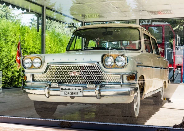 ESKISEHIR, TURKEY - 2 Eylül 2020: Türkiye 'nin ilk yerli otomobili Devrim. Devrim Türkiye 'de tasarlandı ve üretildi. 1961 'de üretilmiş. Araba Eskisehir 'de sergileniyor..