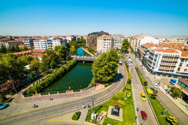 ESKISEHIR, TURKEY - 1 Eylül 2020: Porsuk Nehri ile Eskisehir şehir merkezinin güzel hava manzarası. Eskisehir, Türkiye.
