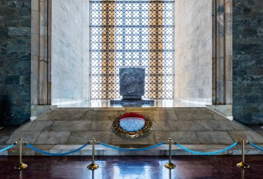 ANKARA, TURKEY - 3 Eylül 2020: Anitkabir 'deki Atatürk Anıtmezarı. Ankara, Türkiye. Anitkabir 'in içi. Mustafa Kemal Atatürk Türkiye Cumhuriyeti 'nin ilk cumhurbaşkanı.