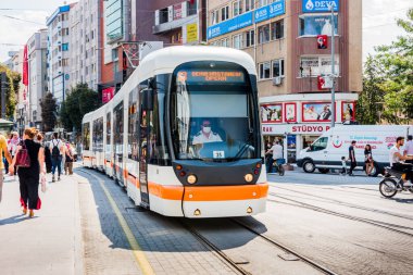 ESKISEHIR, TURKEY - 1 Eylül 2020 Eskisehir 'de tramvay. Modern şehir Anadolu 'nun merkezinde. Eskisehir, Türkiye.