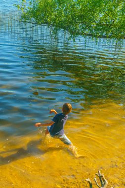 Suyun kenarında çocuklar dinlenme