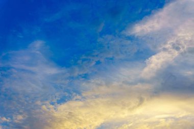 Bulutlu mavi yaz gökyüzü