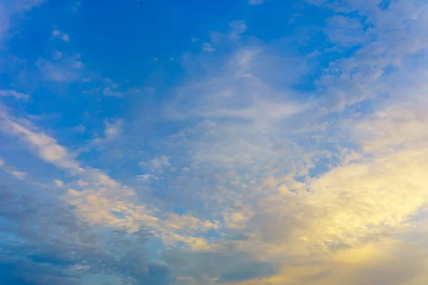 雲と青い夏の空 — ストック写真