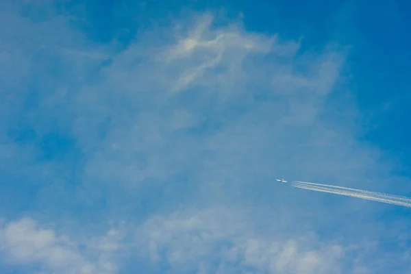 青い空の飛行機 — ストック写真