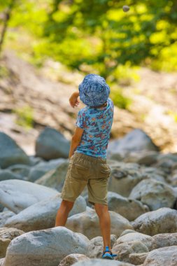 dağlarda çocuk oyun