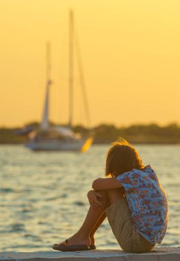 Çocuk deniz üzerinde dinleniyor