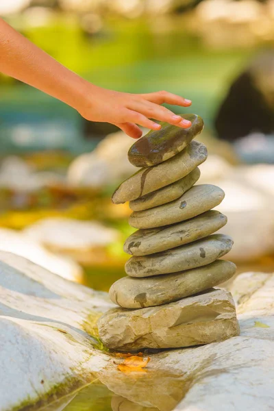 bir piramit taş yapı