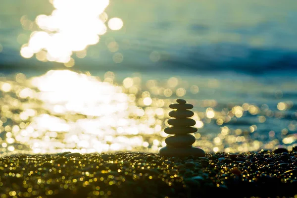 sahilde taş piramit