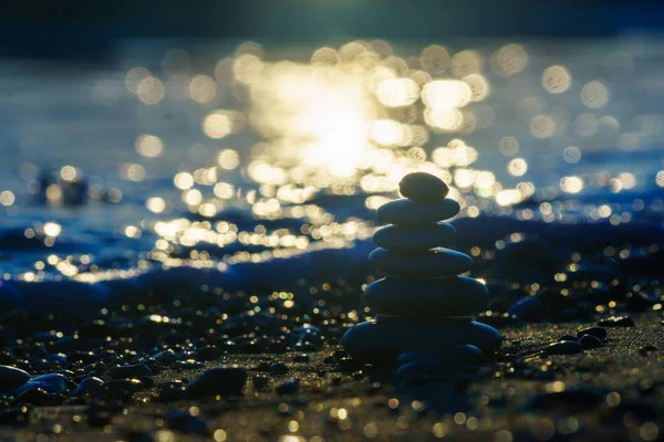 sahilde taş piramit