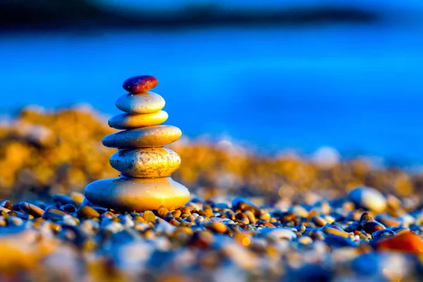 sahilde taş piramit