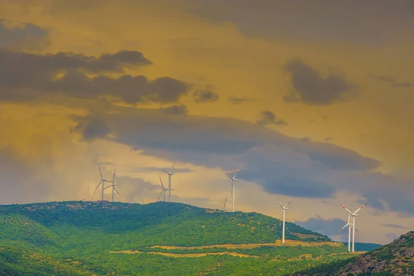 Makedonya dağlarında yel değirmenleri