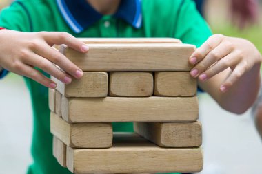 Parkta oynayan çocuklar