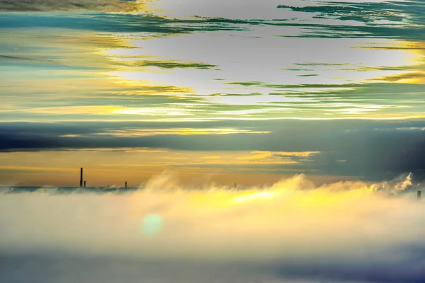 大都会と霧 — ストック写真