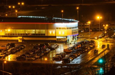 Alışveriş merkezinde akşam geç