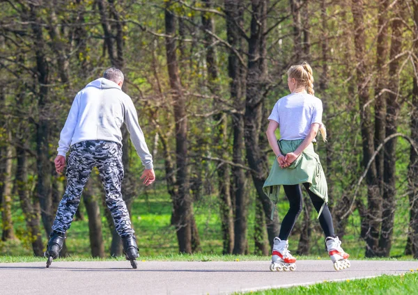 Pistte paten le dönen çift