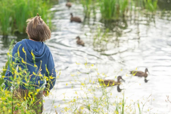 kuşlarla oynayan çocuk