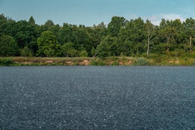 Nehre yağmur yağıyor.