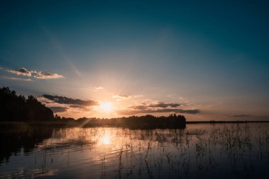 Gün batımlı rezervuarın görüntüsü