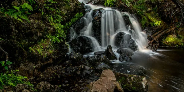 Wasserfälle Mit Schwarzen Felsen Und Grünen Pflanzen Und Farnen Öffentlicher — Stockfoto