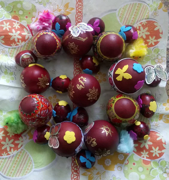 Paskalya Yumurtaları Şenlikli Masaya Dekore Edilmiş — Stok fotoğraf