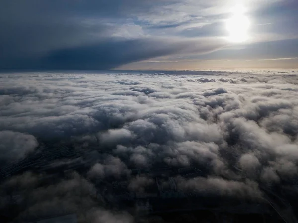 Solen Lyser Ljust Över Bomull Moln — Stockfoto