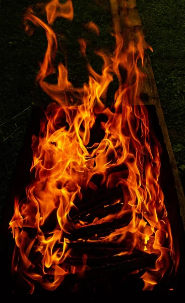Klarröda Flammor Elden Stiger Upp — Stockfoto