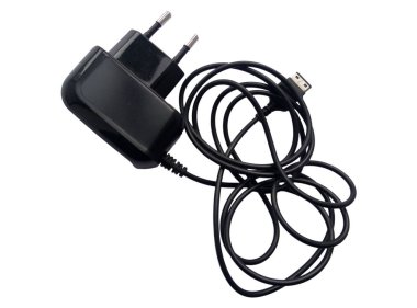 beyaz arkaplanda elektronik telefon şarj cihazı