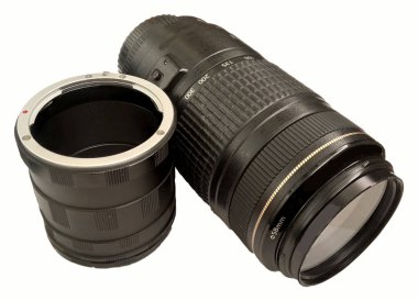 Beyaz arkaplanda makro fotoğrafçılık için uzantı halkaları olan telefon merceği