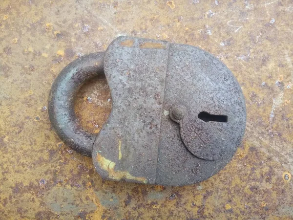 锈蚀金属表面上的旧的大型锈蚀锁 — 图库照片