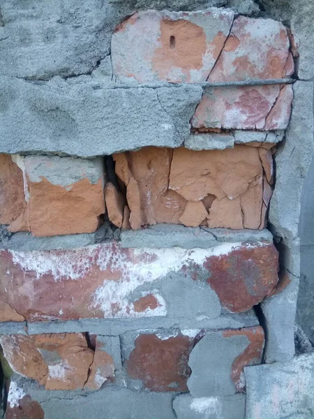 Alte Gebrochene Rote Ziegelmauer Mit Resten Von Zementmörtel — Stockfoto