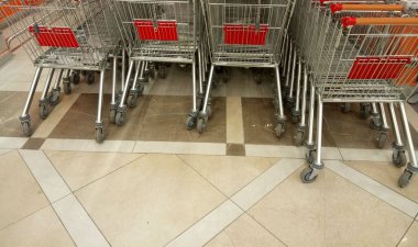 Süpermarkette market alışveriş arabası