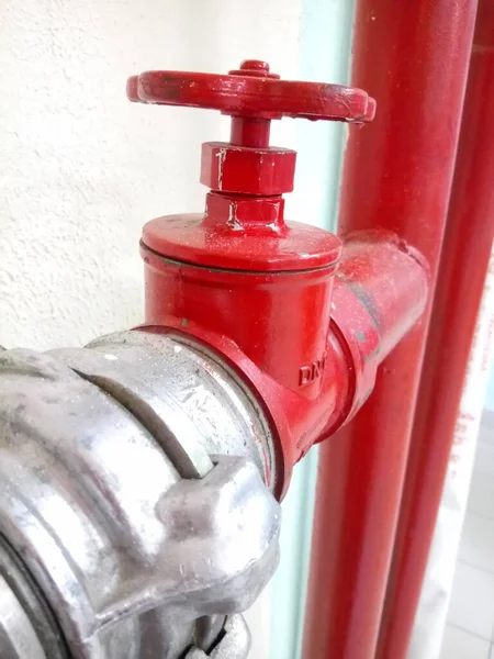 商场设有水龙头的红色消防喉 — 图库照片