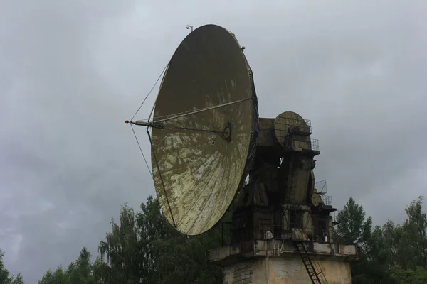 Çalışmayan Terk Edilmiş Parabolik Radyo Teleskobu Stok Fotoğraf