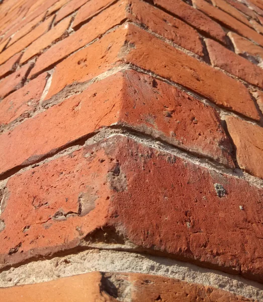 Ecke Einer Alten Roten Backsteinmauer — Stockfoto